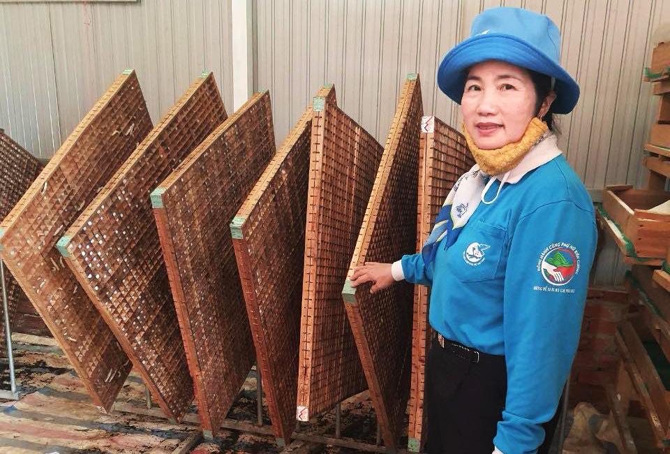 Hội phụ nữ hỗ trợ dụng cụ sản xuất cho các hội viên có hoàn cảnh khó khăn