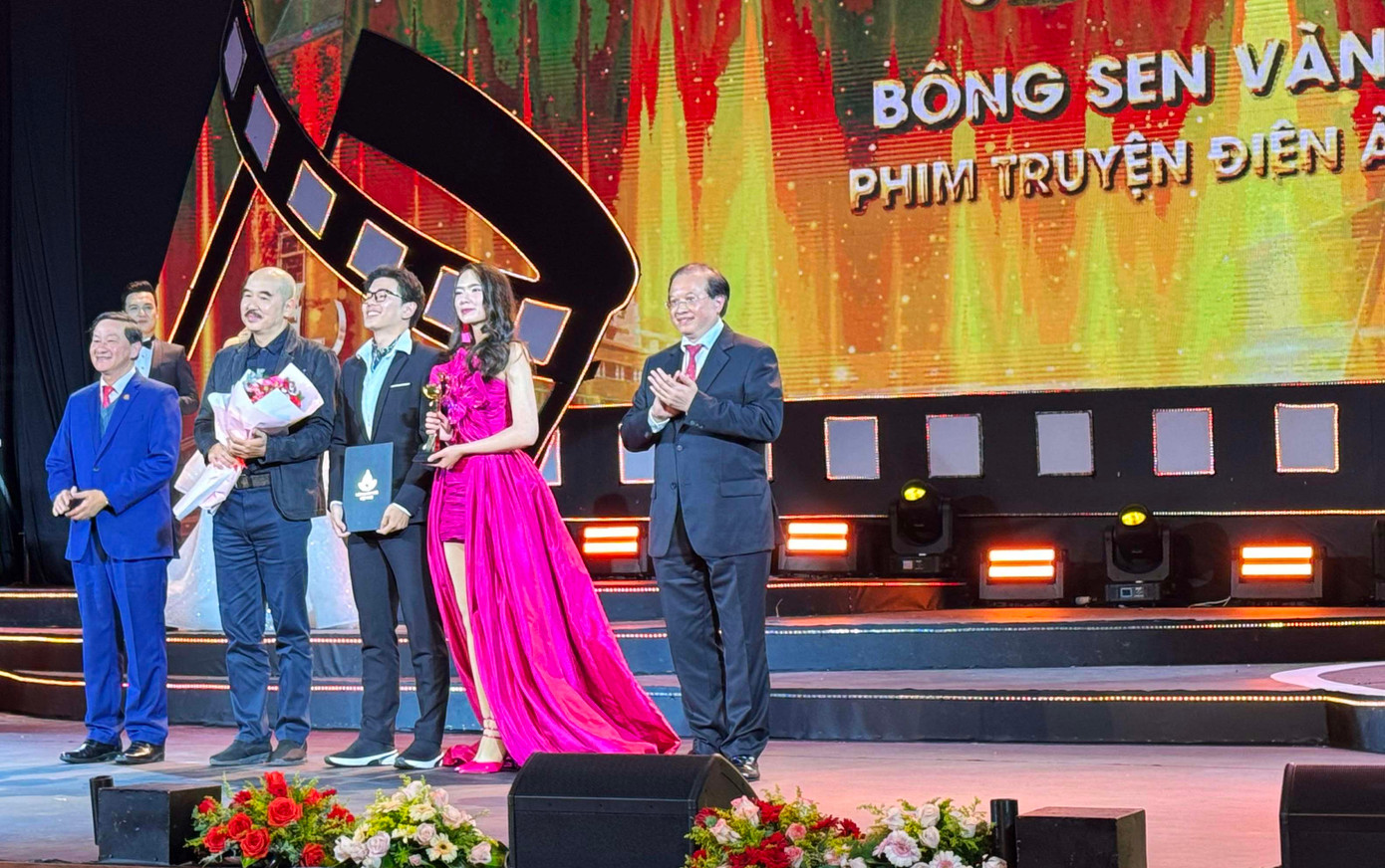 Tro tàn rực rỡ thắng giải Bông sen vàng.