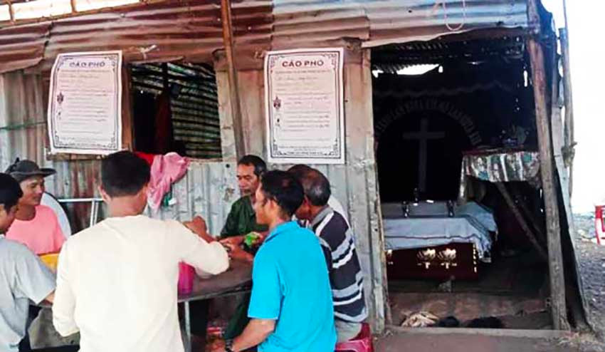 Tổ chức hậu sự cho hai cháu bé bị đuối nước ở xã Ninh Gia