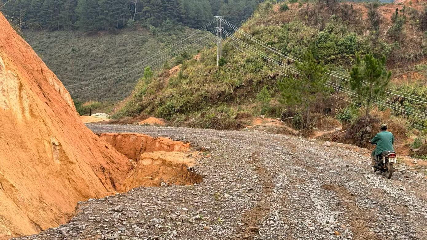 Một khúc cua bị xói lở nguy hiểm ở dốc Min Một khúc cua bị xói lở nguy hiểm ở dốc Min
