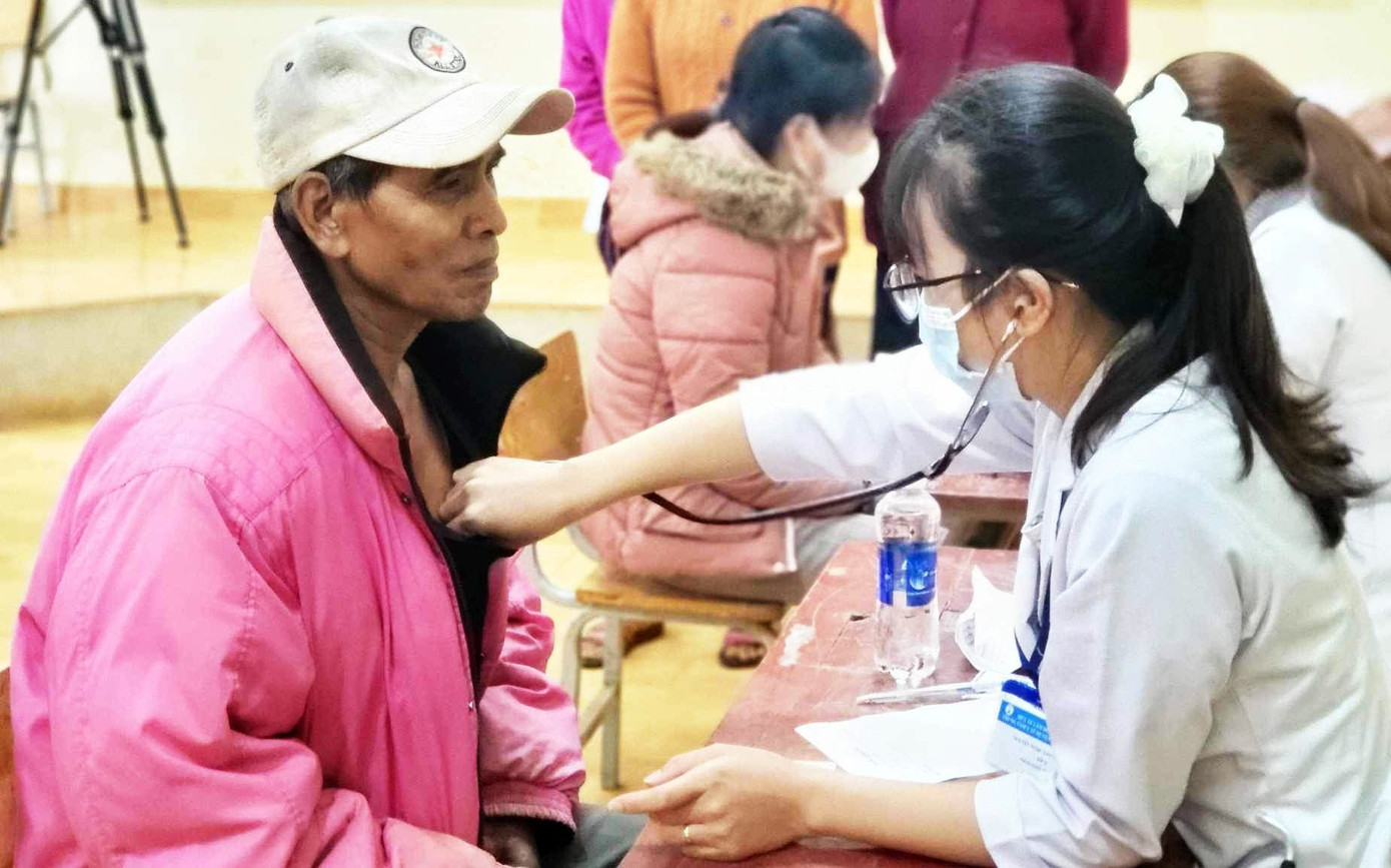 Thầy thuốc trẻ khám bệnh cho người dân tại cộng đồng Thầy thuốc trẻ khám bệnh cho người dân tại cộng đồng
