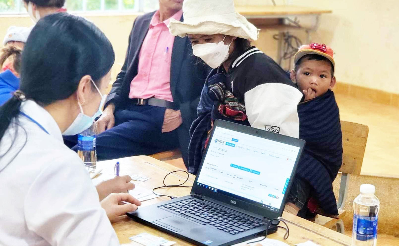 Khám chữa bệnh miễn phí cho người K'Ho ở xã Mê Linh Khám chữa bệnh miễn phí cho người K'Ho ở xã Mê Linh