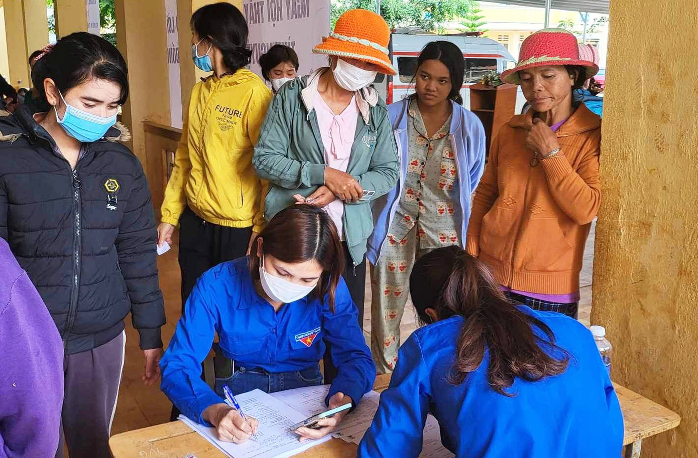 Các bạn trẻ hỗ trợ người dân thu thập hồ sơ sức khoẻ điện tử Các bạn trẻ hỗ trợ người dân thu thập hồ sơ sức khoẻ điện tử