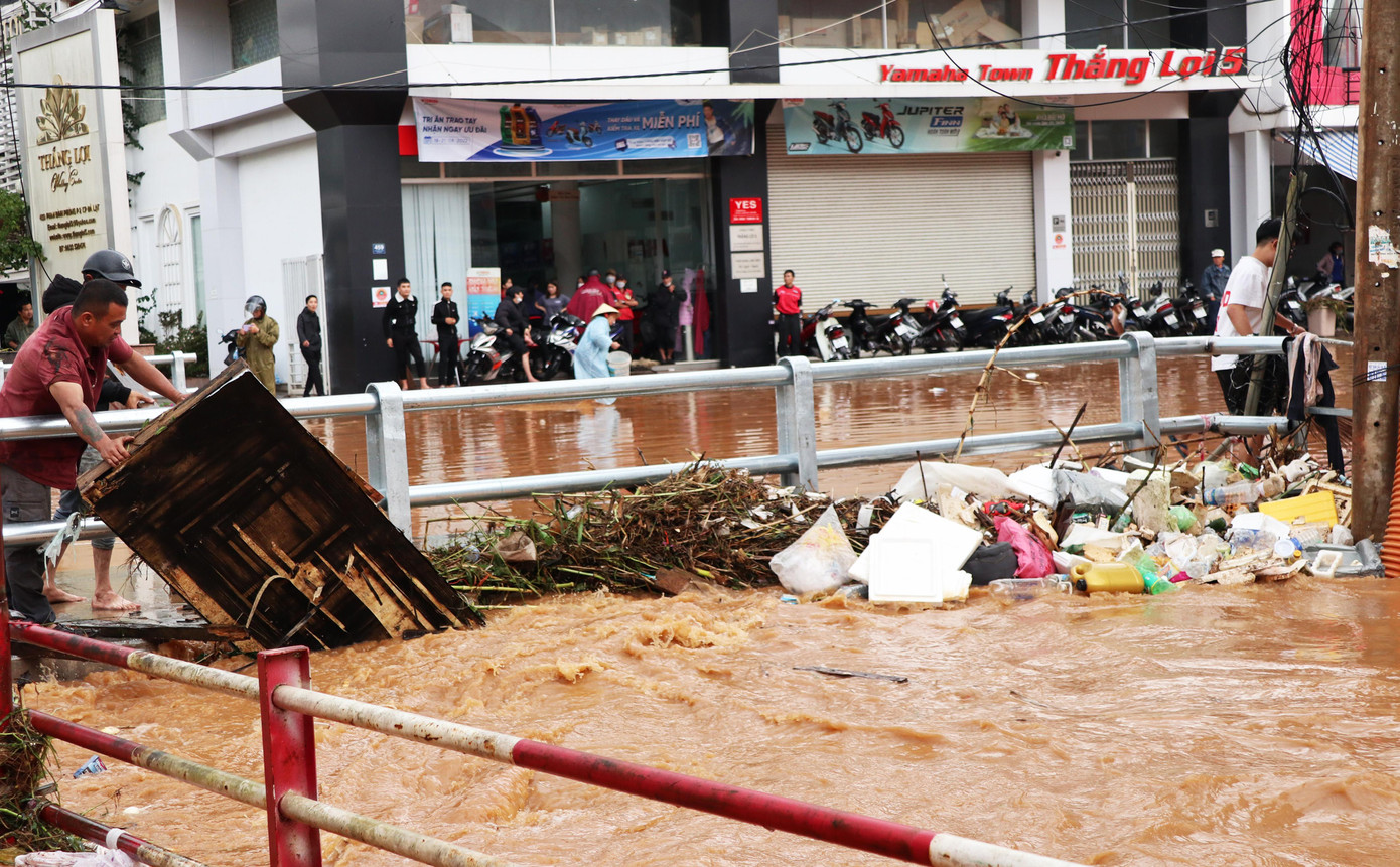 Người dân dọn rác để khơi dòng chảy của suối