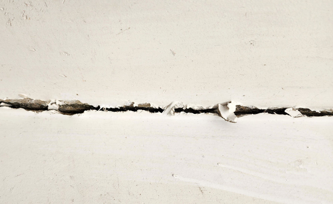 Vết nứt trên tường khách sạn Vết nứt trên tường khách sạn