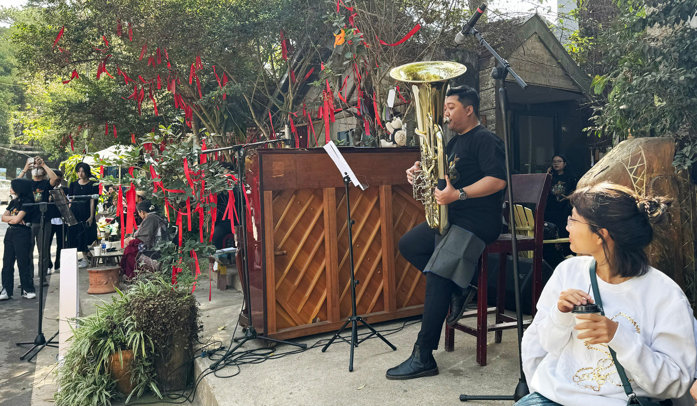 Biểu diễn kèn trumpet tại cung đường nghệ thuật Lý Tự Trọng. Biểu diễn kèn trumpet tại cung đường nghệ thuật Lý Tự Trọng.