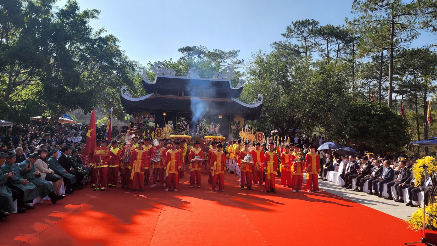 Dâng hương tưởng nhớ các vua Hùng tại đền thờ Âu Lạc.