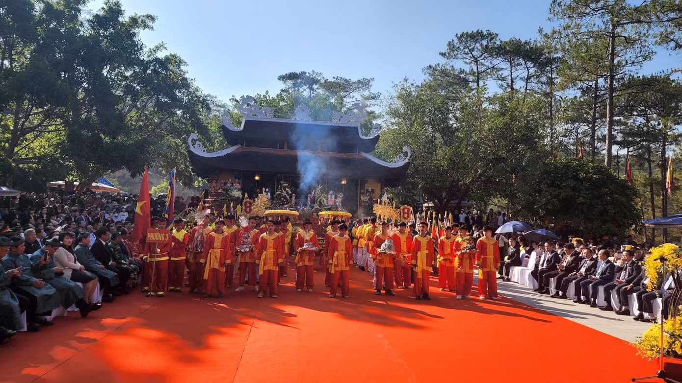 Dâng hương tưởng nhớ các vua Hùng tại đền thờ Âu Lạc. Dâng hương tưởng nhớ các vua Hùng tại đền thờ Âu Lạc.