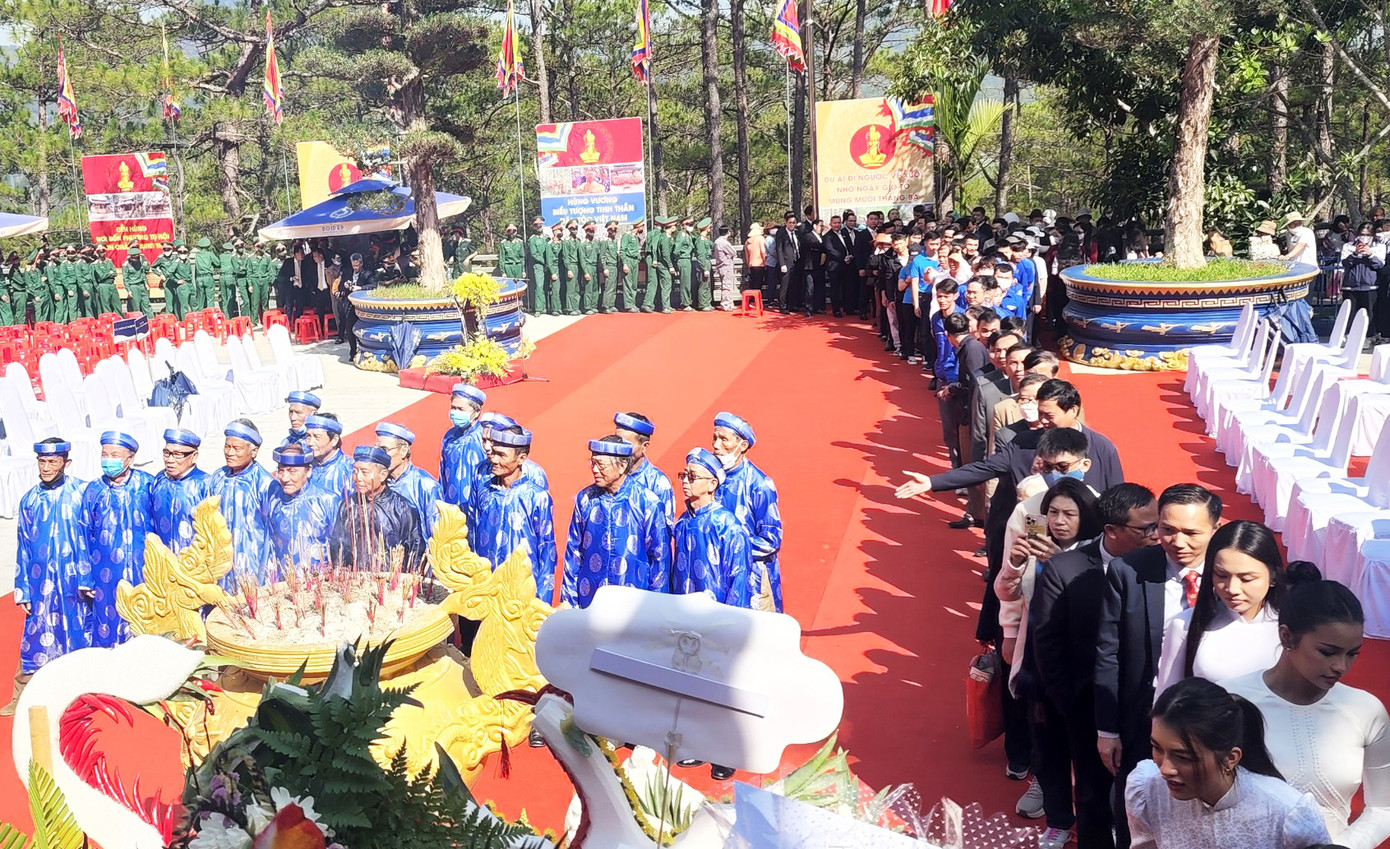 Đông đảo người dân và du khách lên núi Phượng Hoàng dự lễ hội.