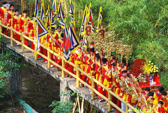 Rước lễ vật dâng cúng Quốc tổ trên núi Phượng Hoàng.