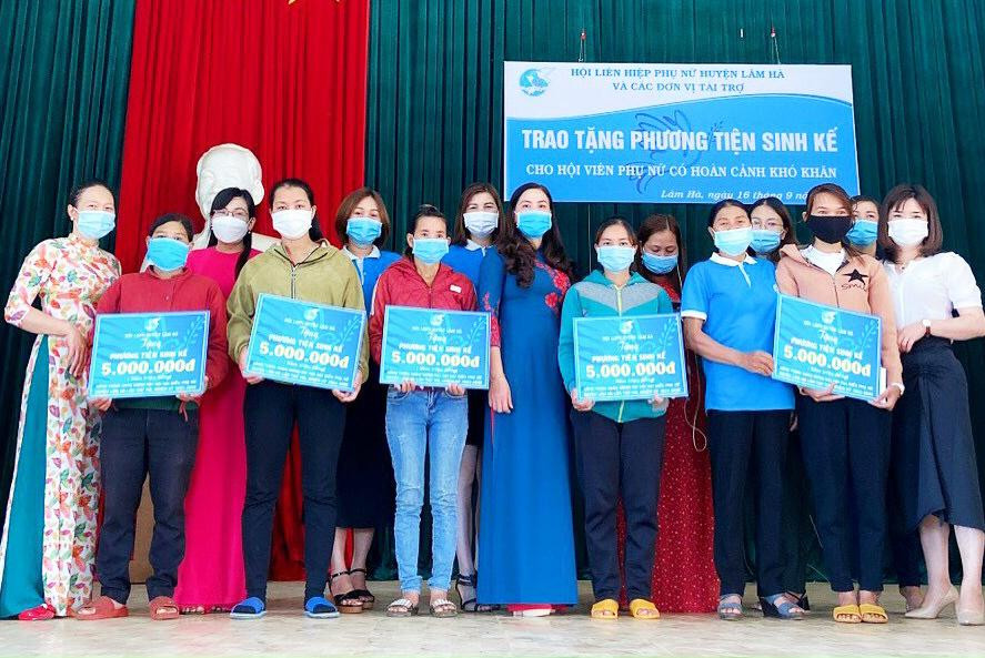 Hội phụ nữ Lâm Hà trao tặng sinh kế cho phụ nữ có hoàn cảnh khó khăn