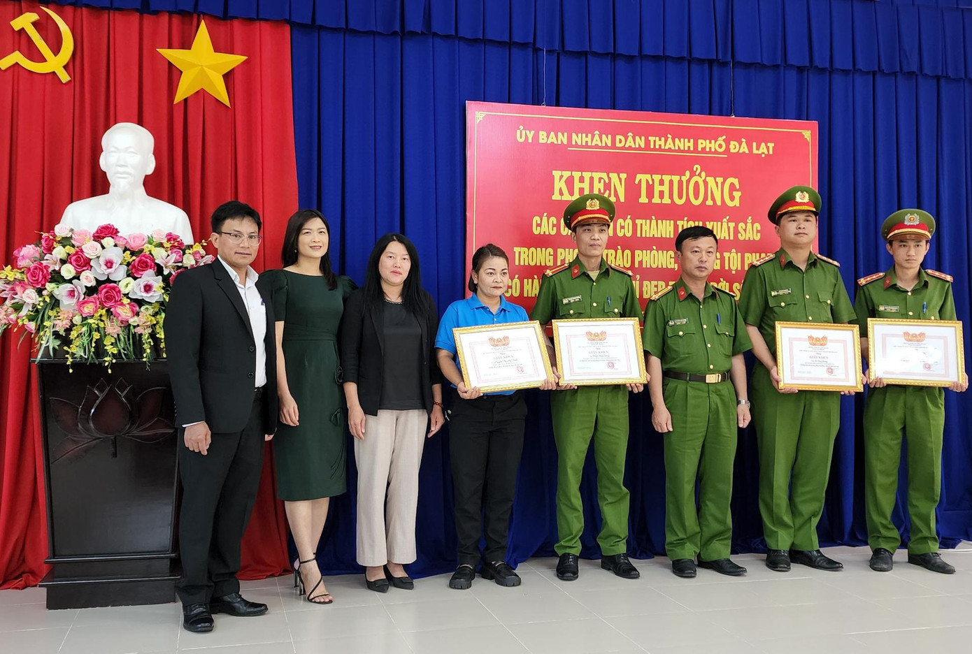 UBND TP Đà Lạt khen thưởng chị Trinh và các chiến sĩ công an UBND TP Đà Lạt khen thưởng chị Trinh và các chiến sĩ công an