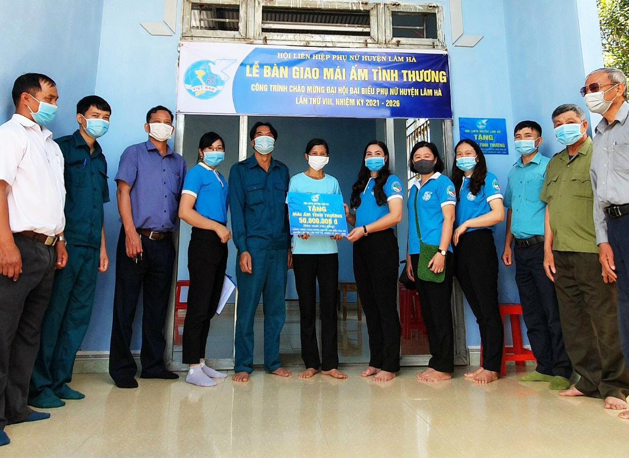Bàn giao mái ấm tình thương cho hộ nghèo