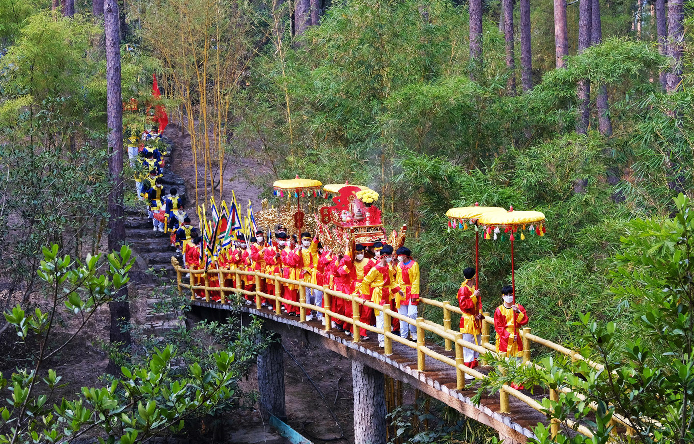 Rước kiệu lên đền thờ Âu Lạc trên núi Phượng Hoàng