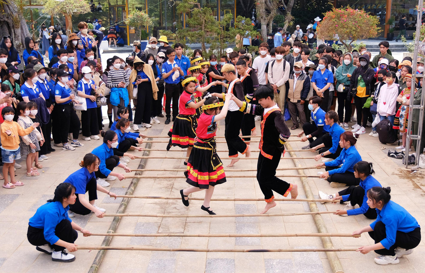 Địa điểm tổ chức múa sạp thu hút nhiều người xem