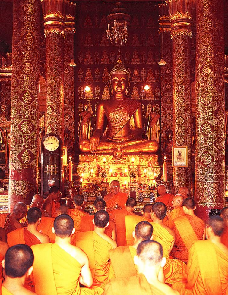 Tụng niệm trước bàn thờ Phật Tụng niệm trước bàn thờ Phật