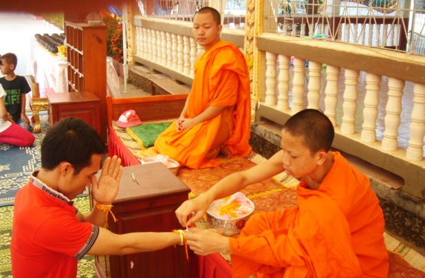 Buộc chỉ tay cầu may mắn cho người viếng chùa Buộc chỉ tay cầu may mắn cho người viếng chùa