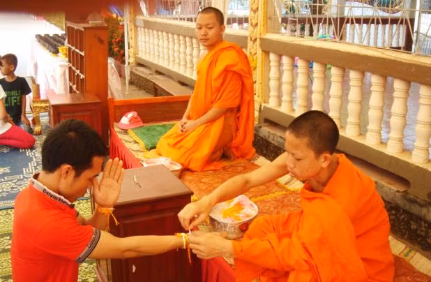 Buộc chỉ tay cầu may mắn cho người viếng chùa