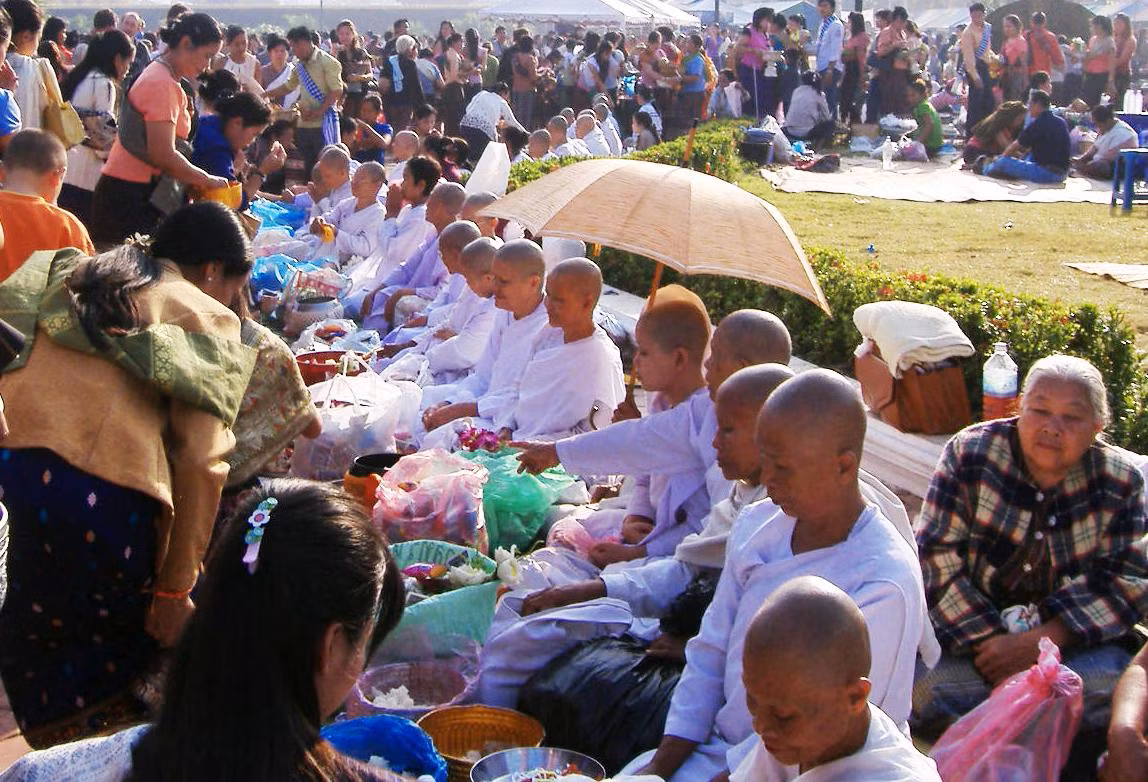 Cúng dường tại chùa trong dịp lễ lớn