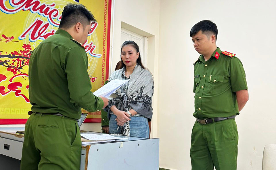 Công an đọc lệnh bắt tạm giam Phạm Thị Minh Phi