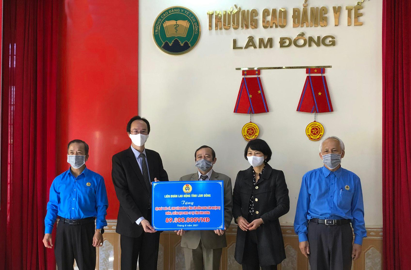 Liên đoàn Lao động tỉnh trao quà cho sinh viên tình nguyện vào tâm dịch Bình Dương