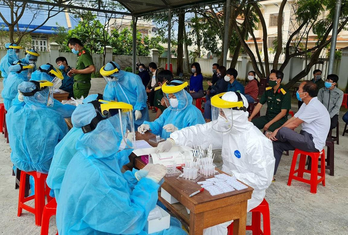 Nhiều bạn trẻ không ngại nguy hiểm đi truy vết để sàng lọc F0