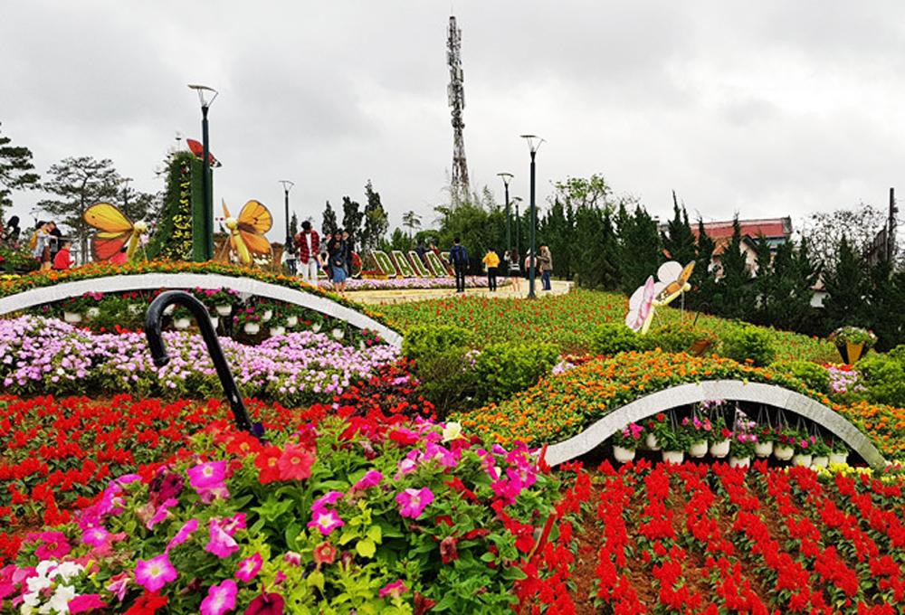 Vườn hoa công cộng cũng rực rỡ