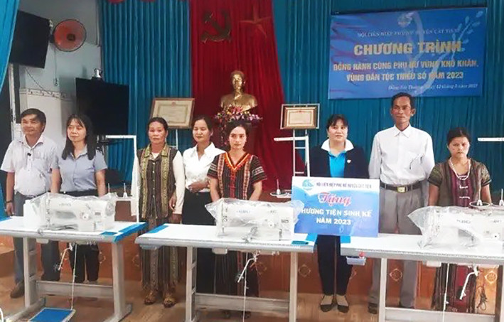 Trao sinh kế cho phụ nữ nghèo huyện Cát Tiên Trao sinh kế cho phụ nữ nghèo huyện Cát Tiên