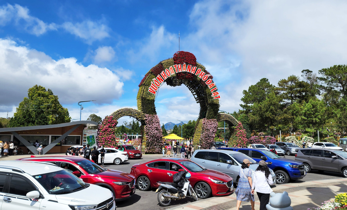 Phía trước cổng Vườn hoa TP Đà Lạt Phía trước cổng Vườn hoa TP Đà Lạt