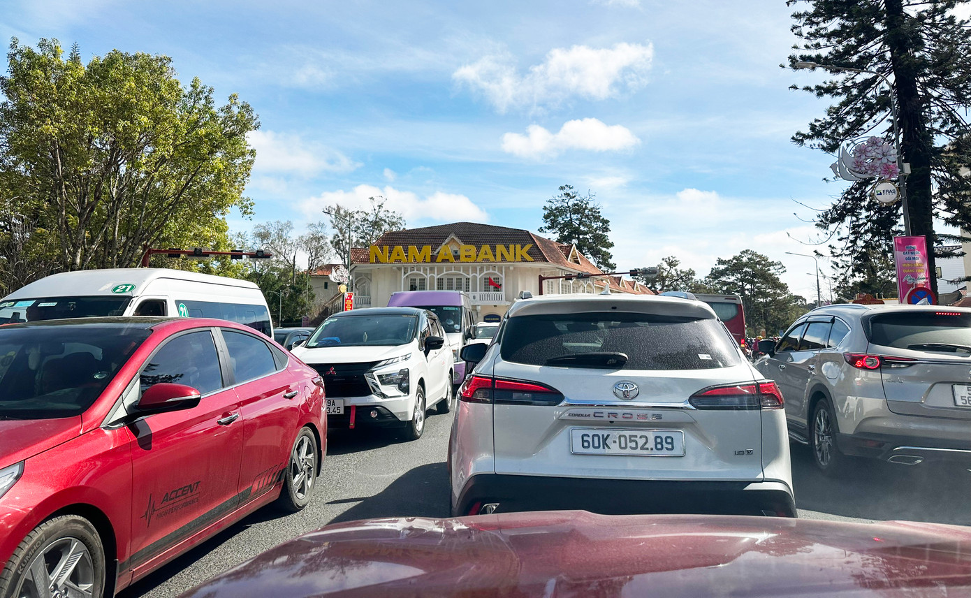 Xe cộ nhích từng chút một trên đường Trần Phú Xe cộ nhích từng chút một trên đường Trần Phú