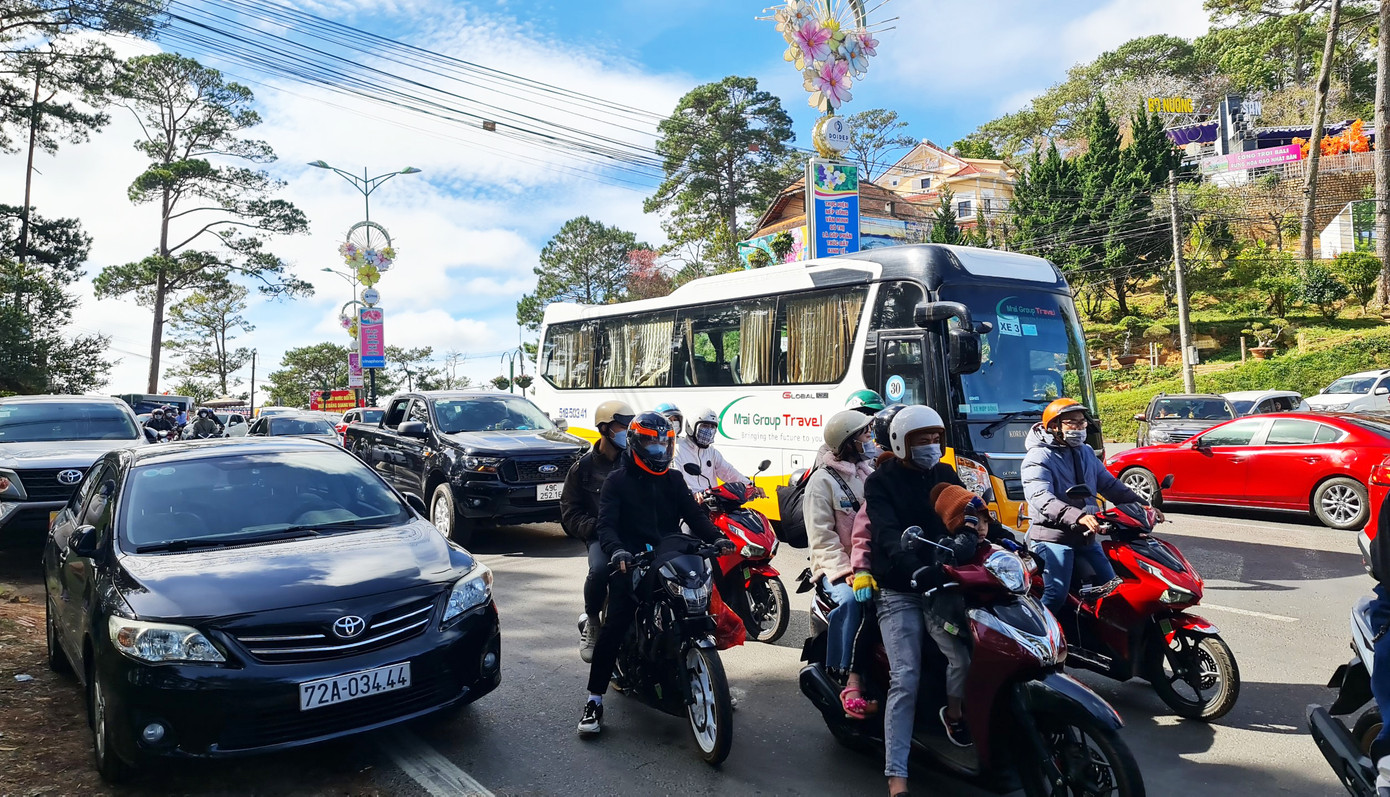 Xe cộ ùn ứ ở đầu đèo Prenn Xe cộ ùn ứ ở đầu đèo Prenn