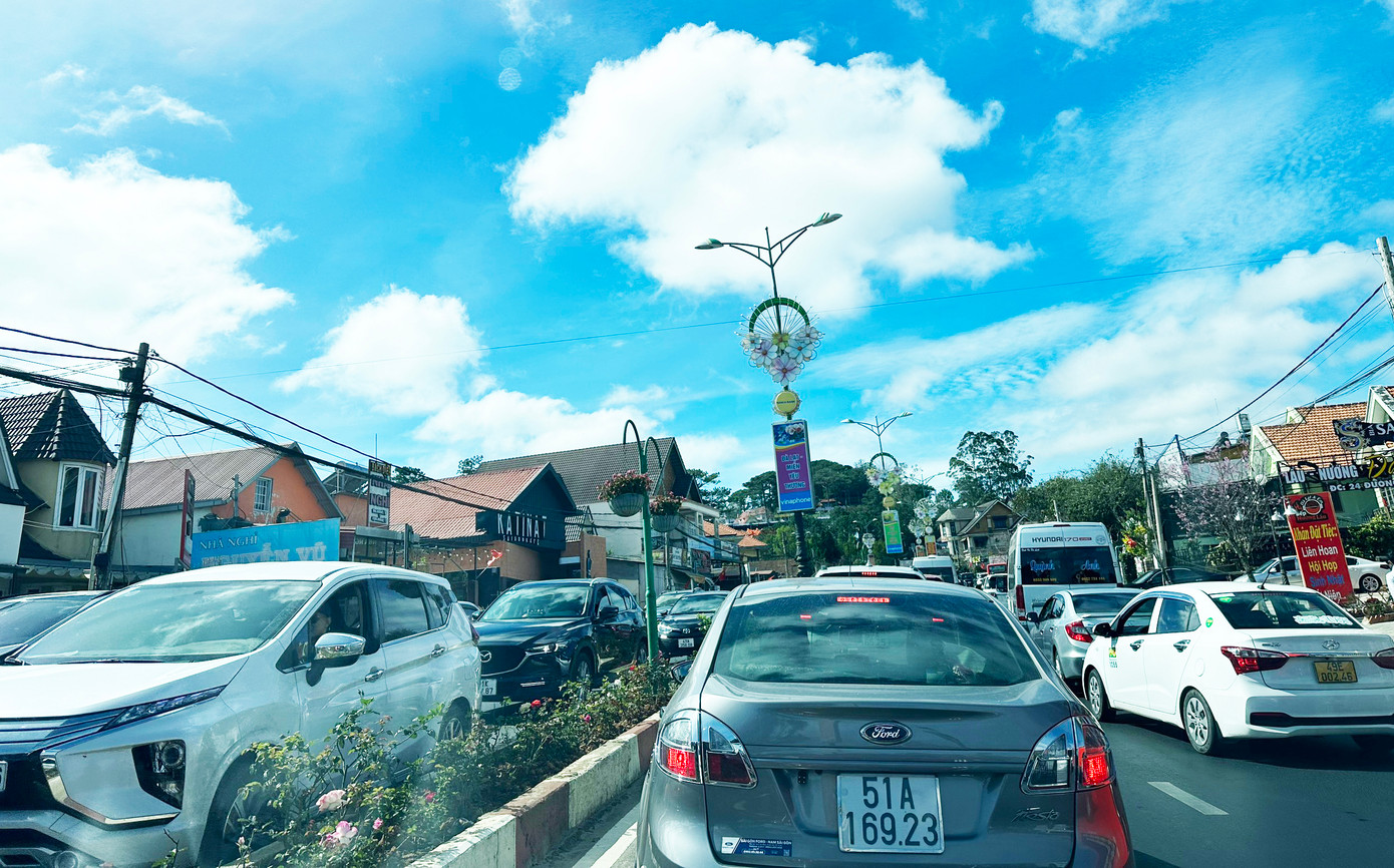 Kẹt xe cả 2 chiều ở cửa ngõ ra vào TP Đà Lạt Kẹt xe cả 2 chiều ở cửa ngõ ra vào TP Đà Lạt