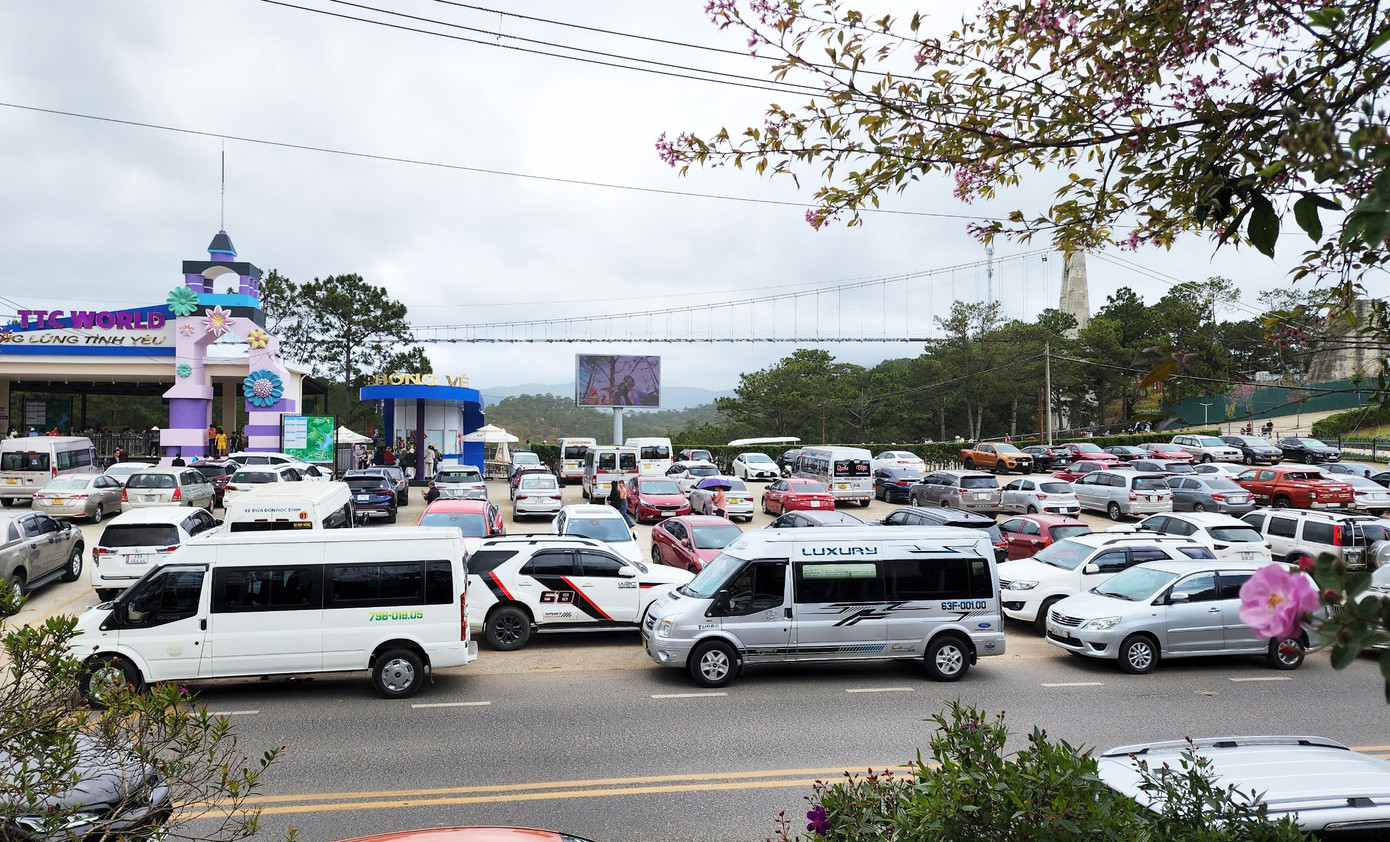 Thung lũng tình yêu đón lượng khách lớn Thung lũng tình yêu đón lượng khách lớn