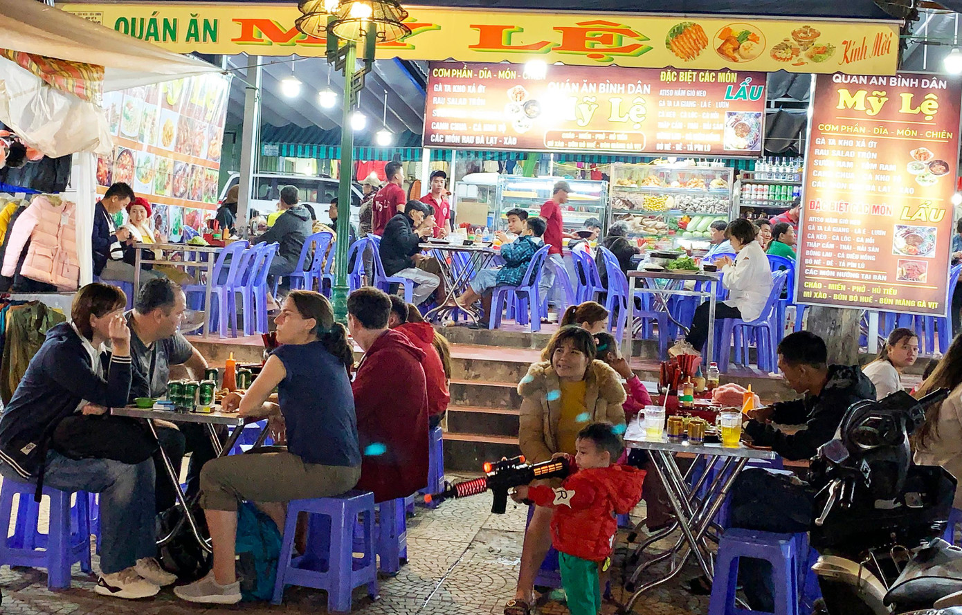 Du khách nước ngoài cũng ưa thích không khí của chợ đêm Đà Lạt