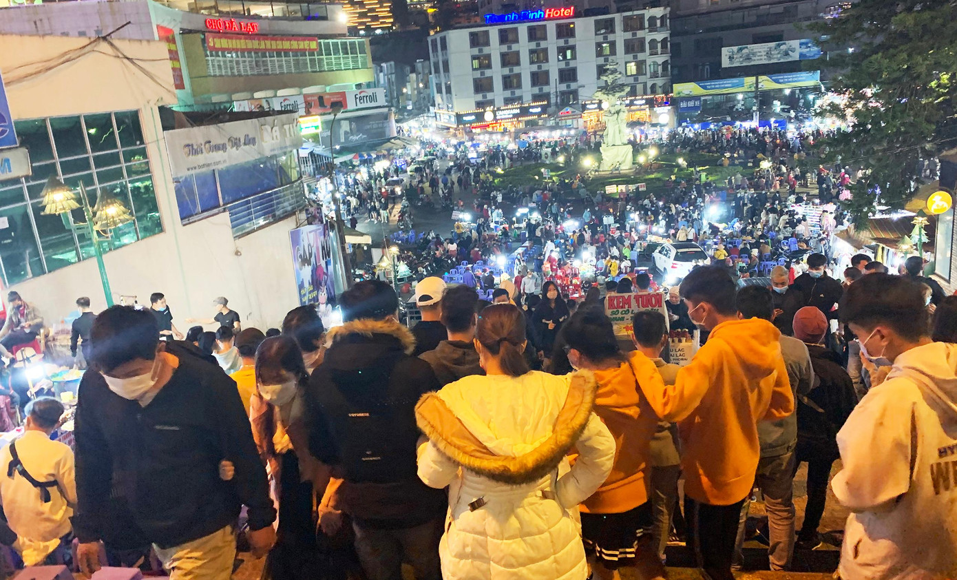 Chợ âm phủ rất đông khách