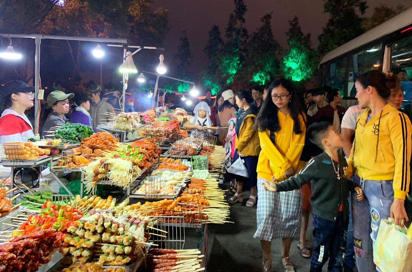 Các món ăn đường phố nóng hổi ở chợ âm phủ rất hút khách