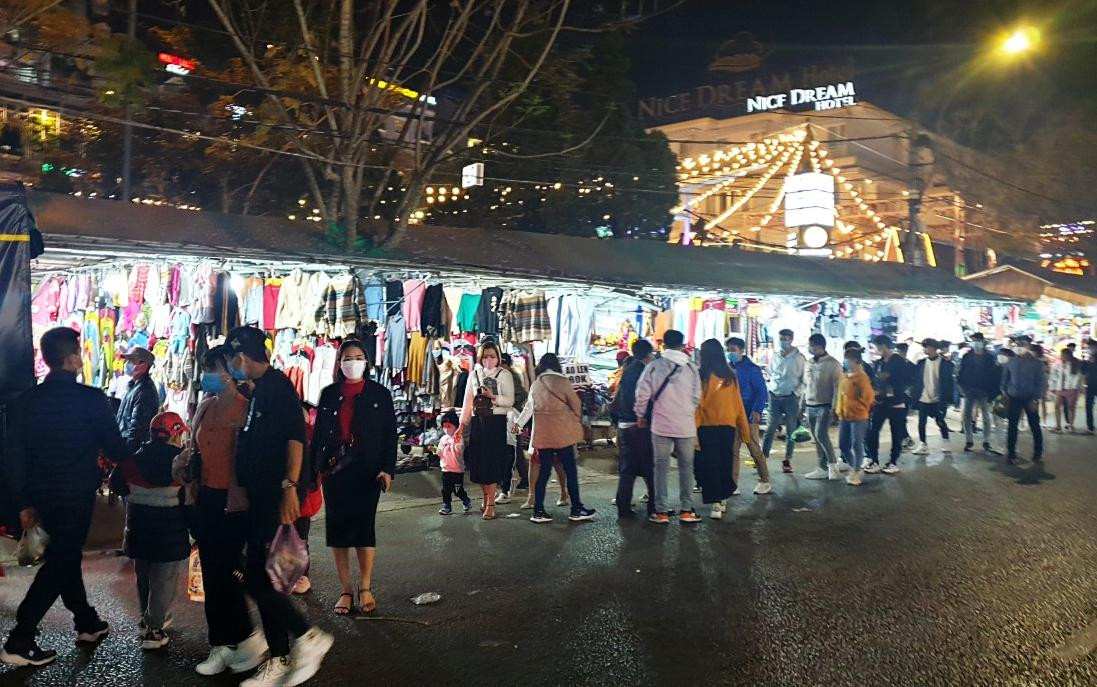 Dãy quầy sạp bán đồ len ở chợ âm phủ