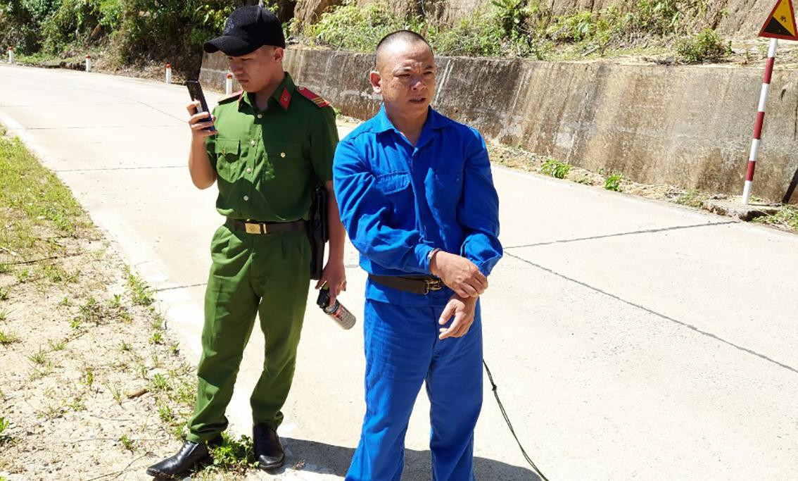 Đưa Trần Lê Thanh Tú đến hiện trường vụ phá rừng tại tiểu khu 41