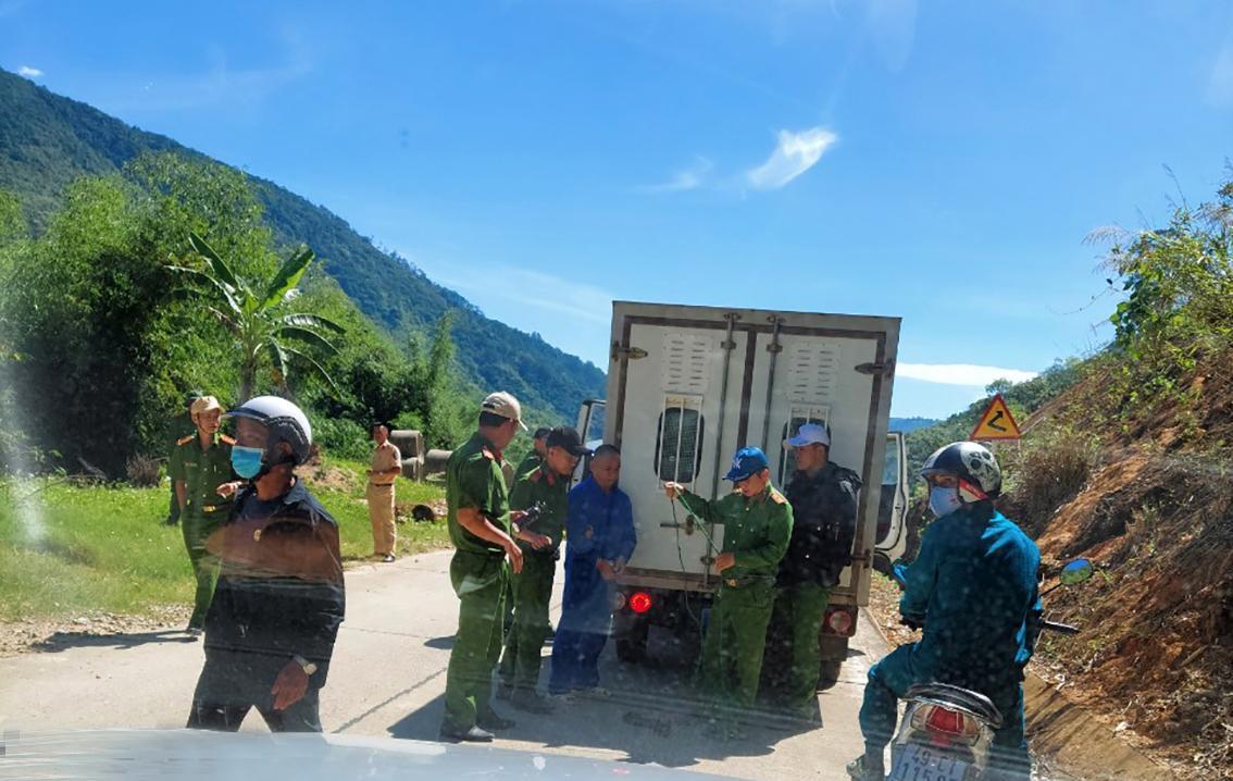 Đưa nhóm đối tượng đi dựng lại hiện trường vụ phá rừng