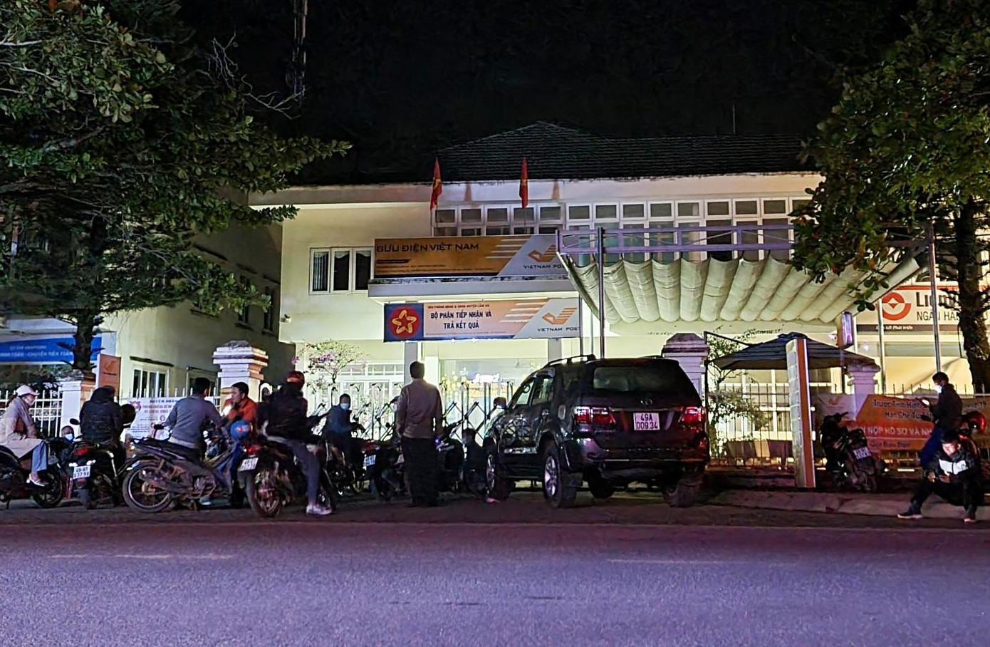 Nhiều lúc người dân phải đi nộp hồ sơ làm sổ đỏ ở huyện Lâm Hà từ 2-3 giờ sáng.