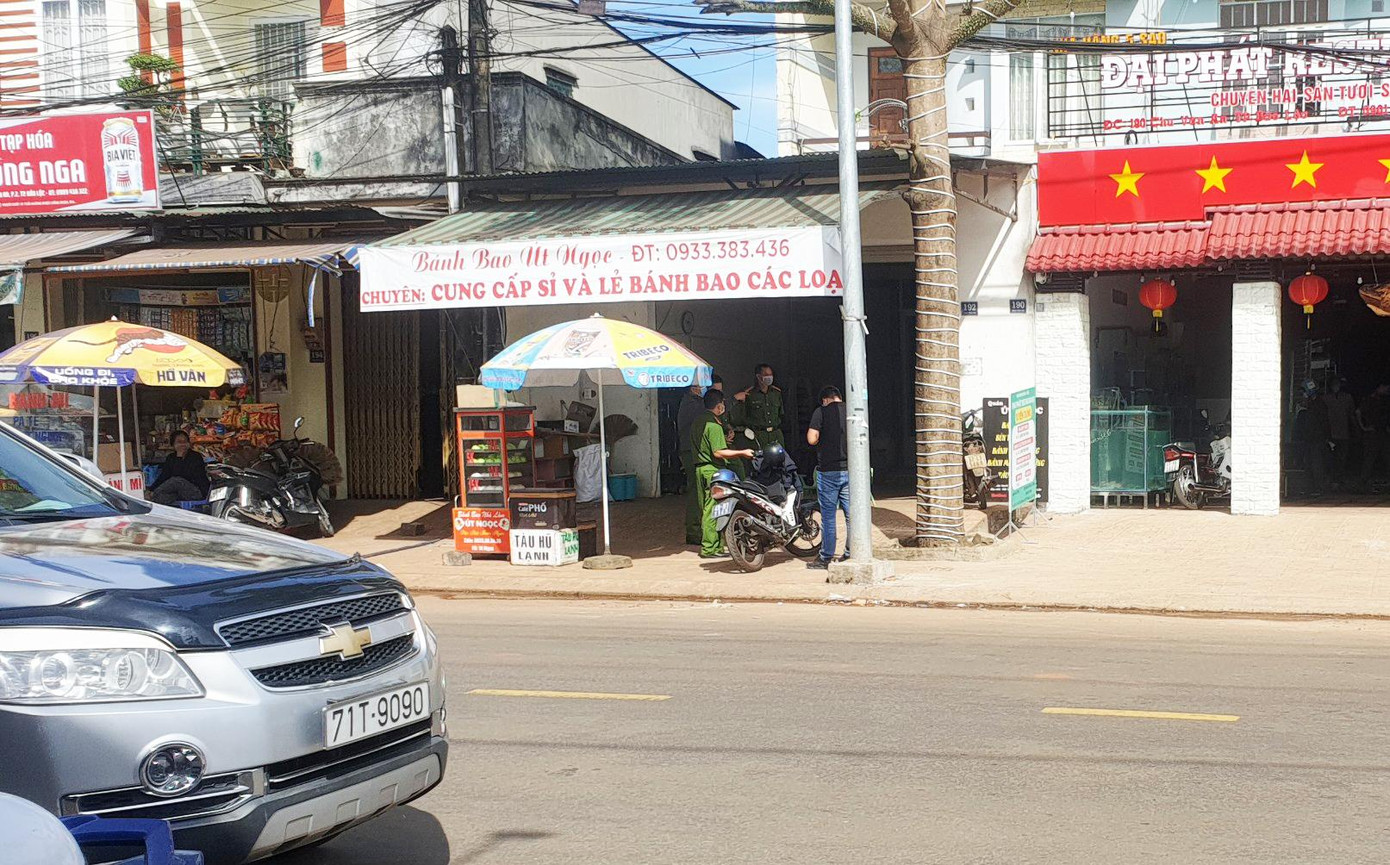 Cơ quan chức năng khám nghiệm hiện trường vụ hỗn chiến Cơ quan chức năng khám nghiệm hiện trường vụ hỗn chiến