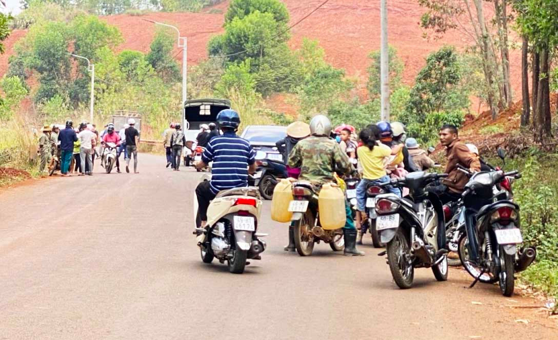 Người dân địa phương phát hiện và theo dõi diễn biến vụ việc