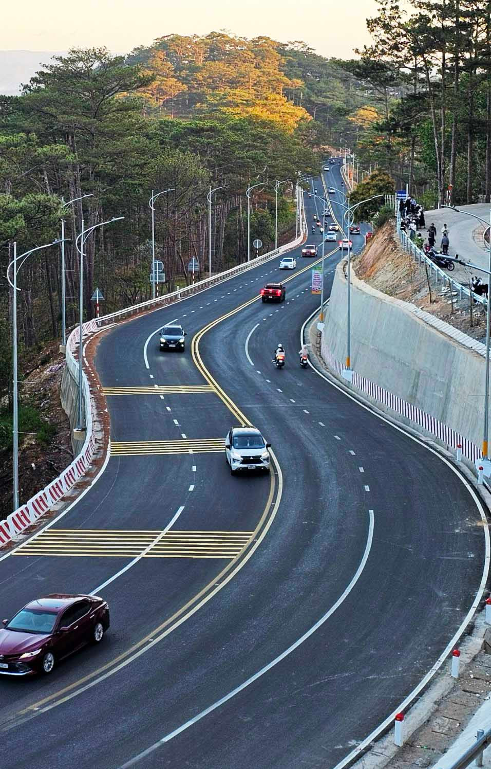 Đèo Prenn rất đẹp với những đường cong mềm mại