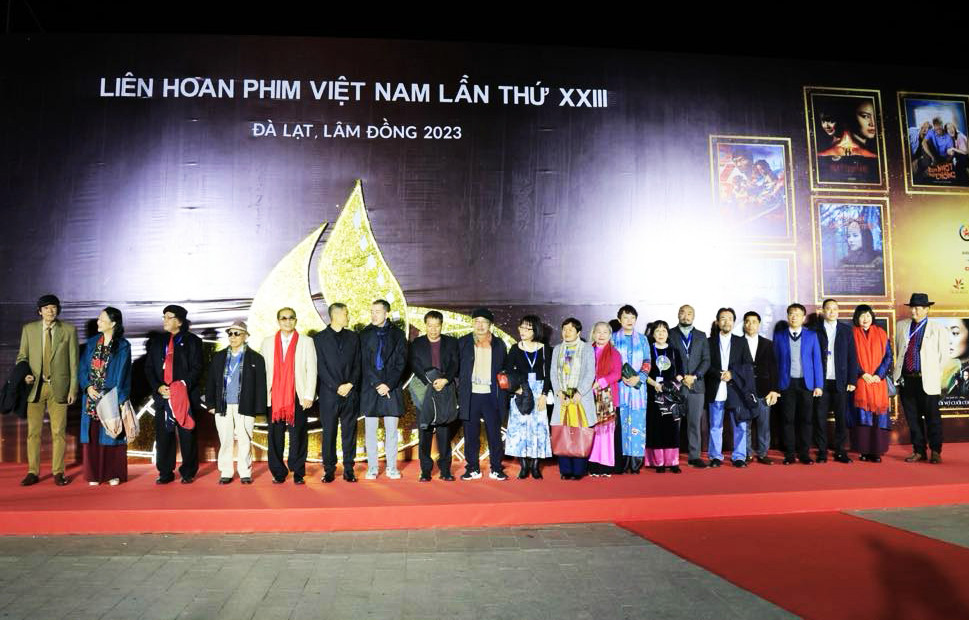 Nhiều nghệ sĩ gạo cội trên thảm đỏ Liên hoan phim