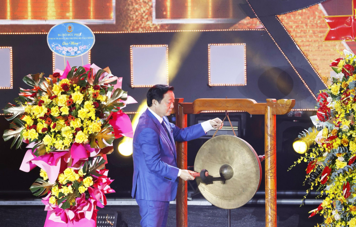 Phó Thủ tướng Trần Hồng Hà đánh cồng khai mạc Liên hoan phim