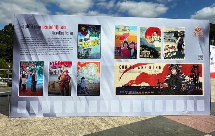 Triển lãm hàng chục áp phích phim điện ảnh Việt Nam.