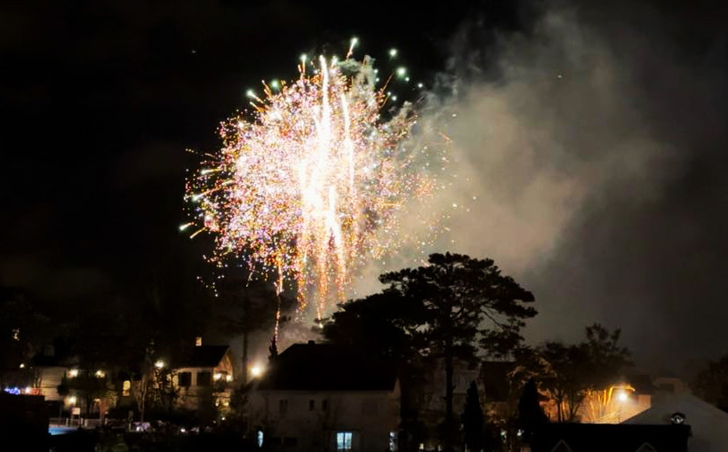 Du khách tự tiện đốt pháo hoa kéo dài khoảng 5 phút