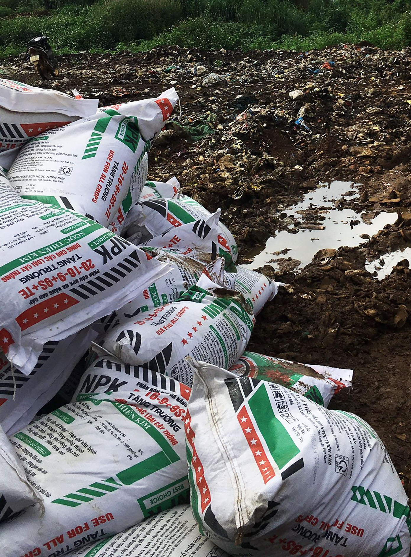 Mang phân bón giả, kém chất lượng ra bãi rác để tiêu hủy