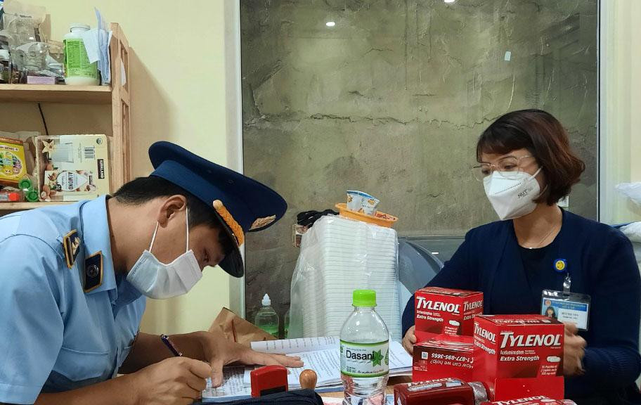 Đoàn kiểm tra lập biên bản với chủ cơ sở kinh doanh