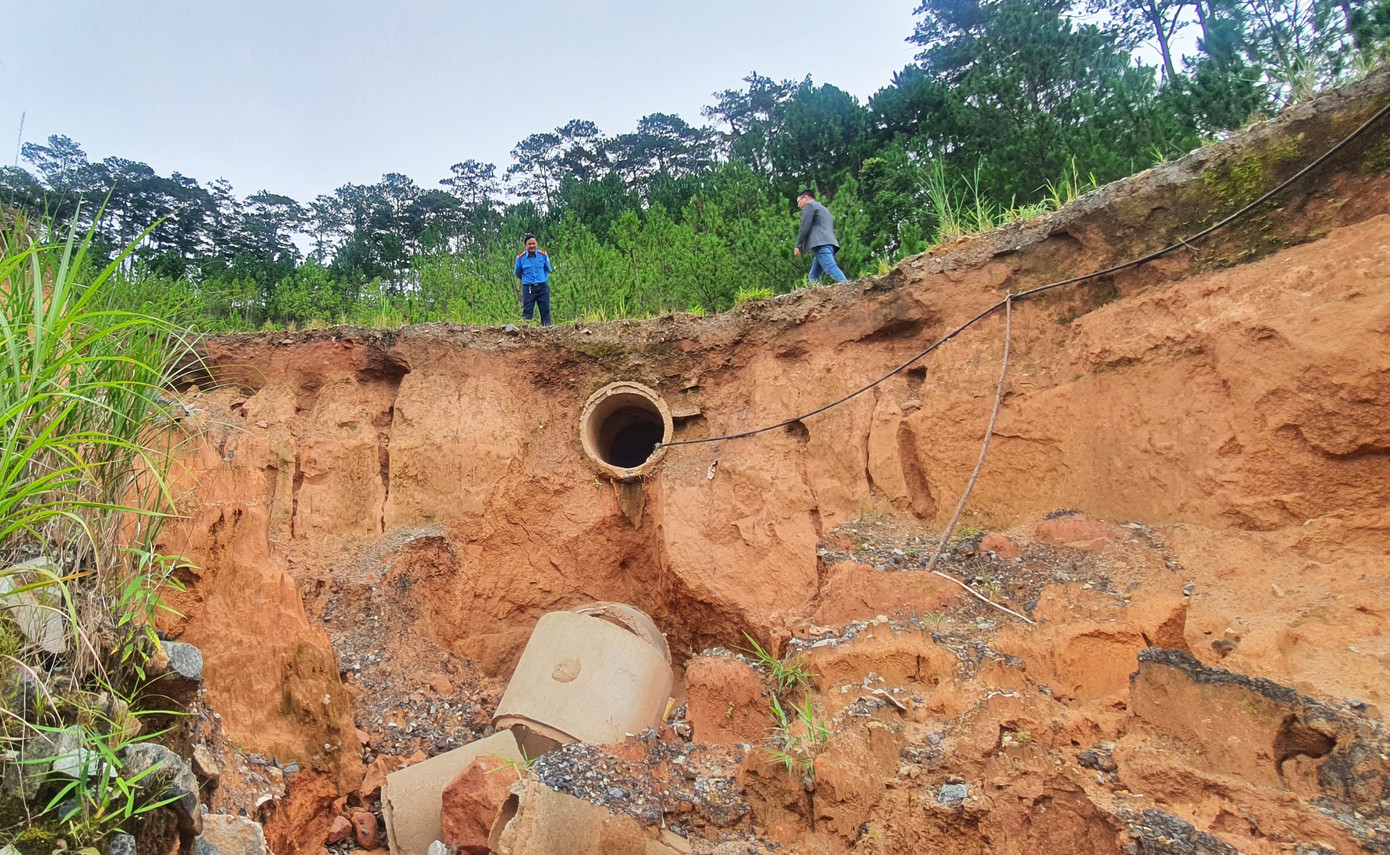 Thanh tra giao thông giám sát tại điểm nóng sạt lở Thanh tra giao thông giám sát tại điểm nóng sạt lở